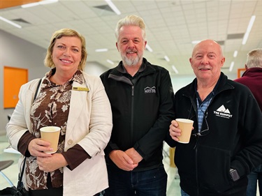 councillor Julie Shannon and 2 men posing for a photo at the AMSA event